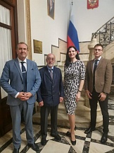 La reunión en la Embajada con los representantes de los círculos artísticos