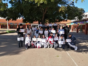 La entrega de los premios a los ganadores y participantes del concurso de dibujos infantiles con motivo del 350 aniversario del Imperador ruso Pedro I